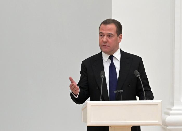 Медведев ответил на слова Макрона об отправке западных войск на Украину
